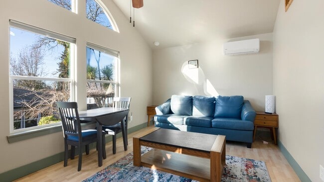 Photo - 2434 Humboldt St