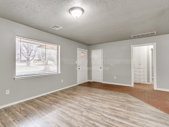 Photo - 409 E Hill Dr