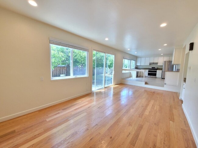 Photo - 1093 Jamaica St