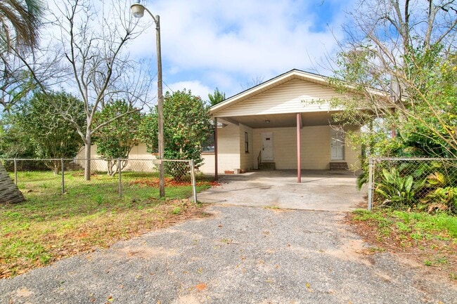 Building Photo - Spacious Home Minutes from Downtown Pensacola