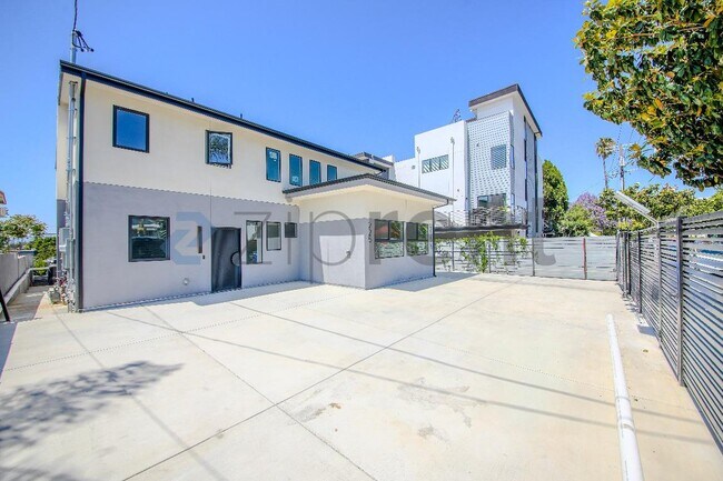 Photo - 225 N Burlington Ave