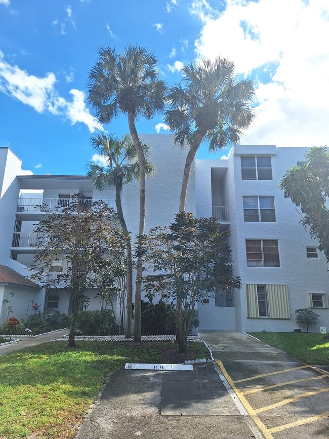 Photo - 9441 Live Oak Pl Unidad 207