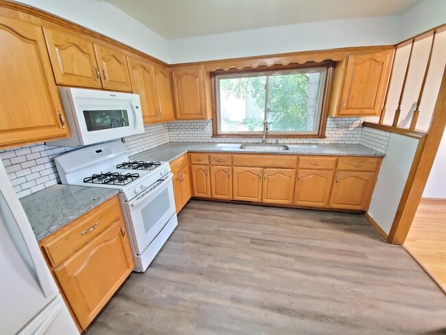 Photo - 2011 Edgewood Ct SW