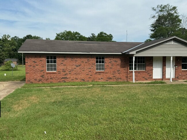 Nice 3 Bed 1 Bath Available in June! - Nice 3 Bed 1 Bath Available in June! House