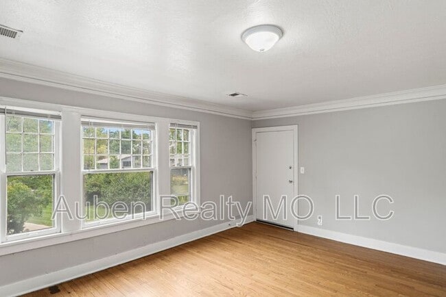 Photo - 5341 Holmes St