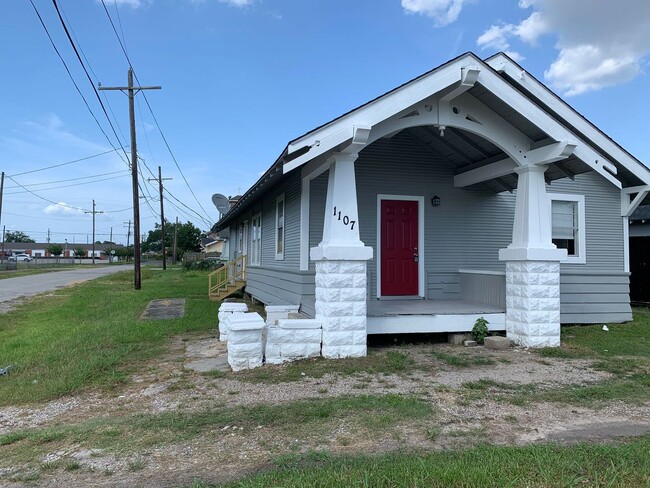 Building Photo - 1107 Avenue A Unit 1107 Avenue A