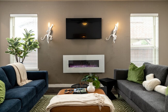 Photo - 2307 N Elm St