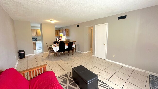 Photo - WALKABLE 2/1 TWN w/ & Washer/Dryer! Close ...