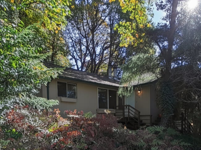 Photo - FALL SPECIAL ~ $965 OFF FIRST MONTH RENT Unit 2995 NW Glenridge