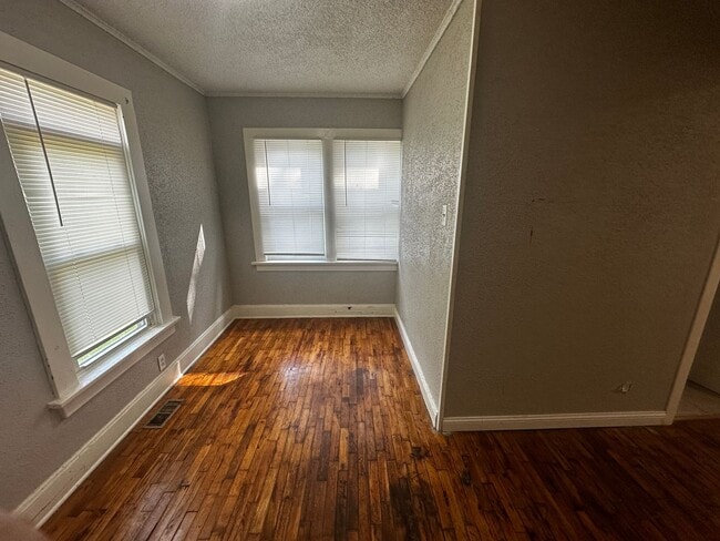 Photo - 3137 Felix St