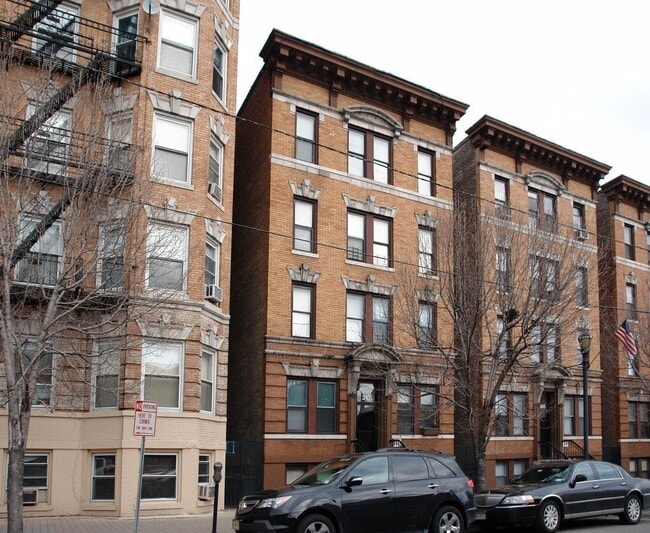 Building Photo - 308 60th St Unit D2