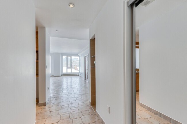 Photo - 340 Rue du Champ de Mars Unité 512