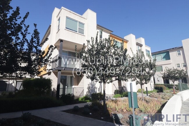Building Photo - 4 Bed 3.5 Bath Townhome in Chula Vista w/ Washer/Dryer and 2-Car Garage