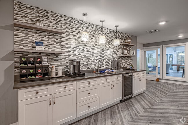 Oficina de arrendamiento - Waters Edge Apartments