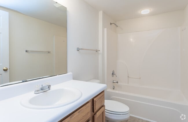 2BR, 2BA - 950SF- Bathroom