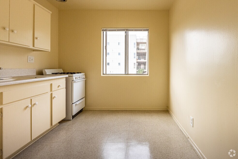 Studio, 1BA - 700SF - Dining Room