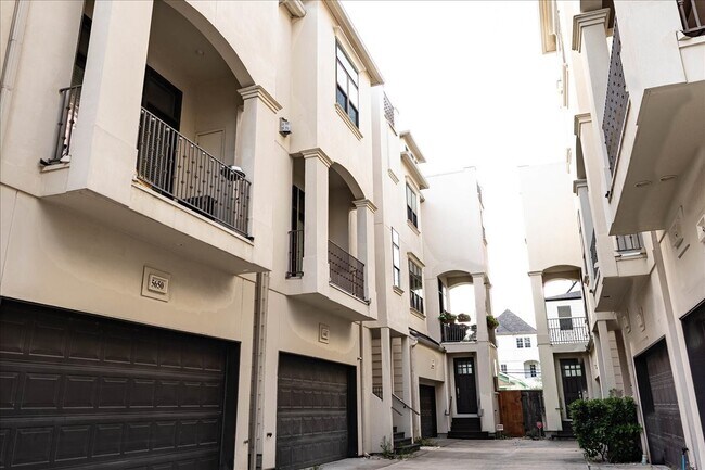 Photo - 5648 Larkin St