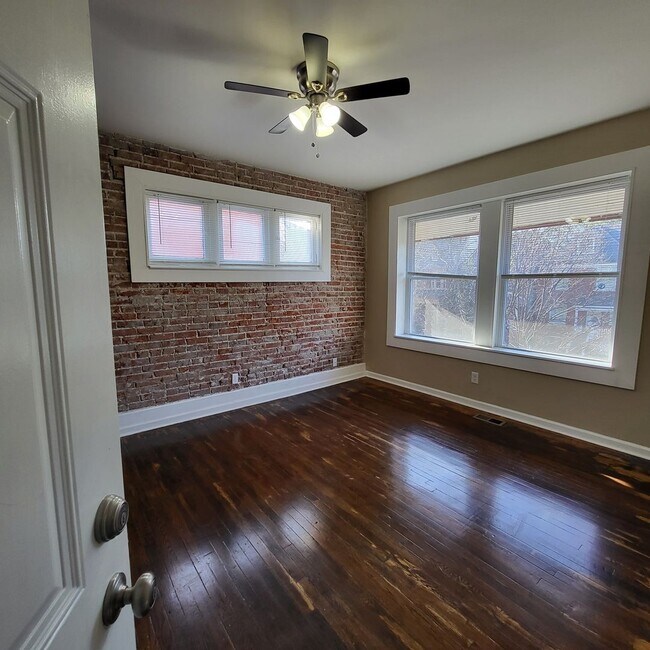 Building Photo - 3847 Russell Blvd Unit 2E