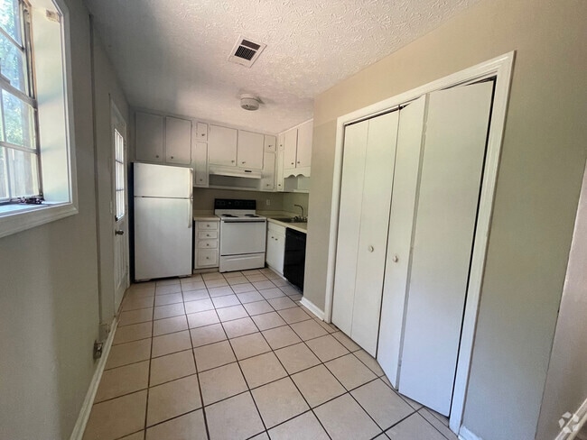 Building Photo - 68 Cedar Hill Cir Rental