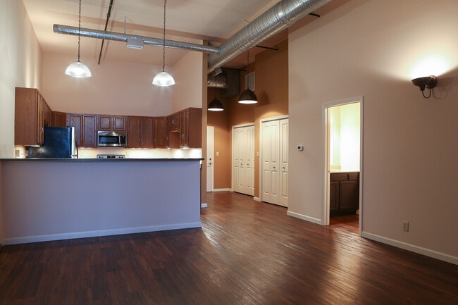 Building Photo - 102 N 3rd St Unit 102 N 3rd- 3B