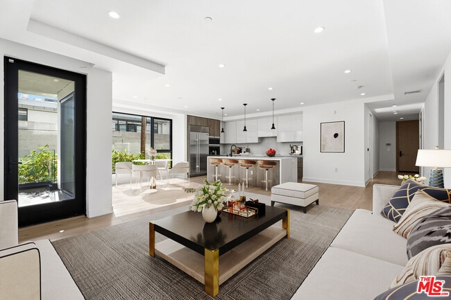 Building Photo - 725 Croft Ave Unit 203