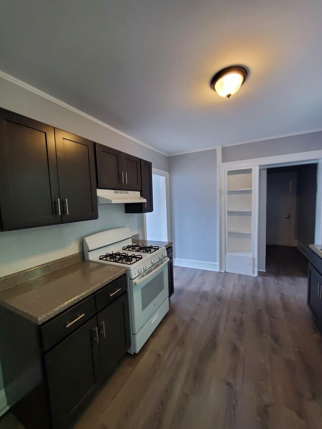 Building Photo - 177 W Parmenter St Unit 3