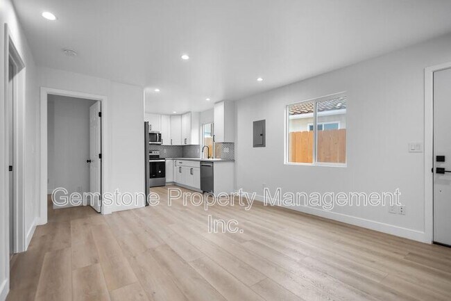 Photo - 4895 54th St