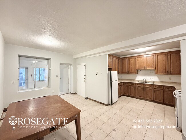 Photo - Spacious 3-Bedroom Apartment with Water & Gas Included in Toronto Unité 203