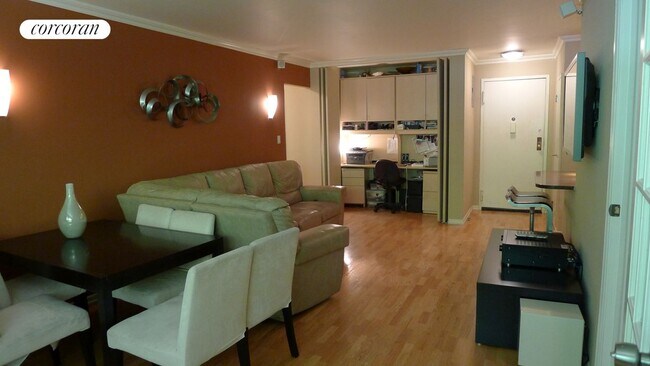 Photo - 400 Central Prk W