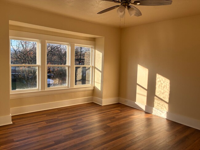 Building Photo - Winter Move-In Special!! Inner SE ::: RARE Opening, Vintage 1bd Near Belmont & Hawthorne! Unit 1704-2