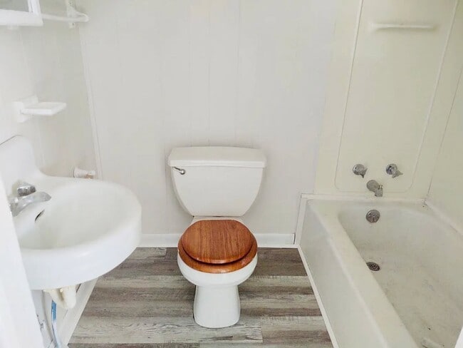 Photo - 402 Lamar St