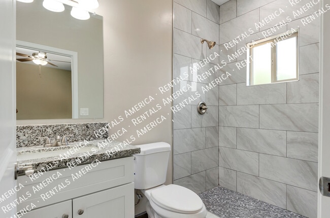 Photo - 820 E 35th St