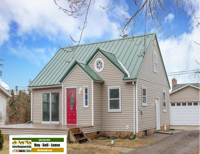 Building Photo - 3 bedroom home located 1 mile from the University of Notre Dame