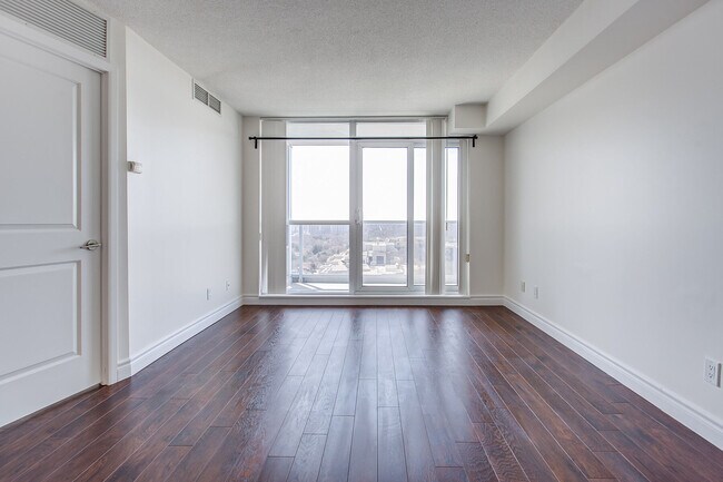 Photo - 4968 Yonge St