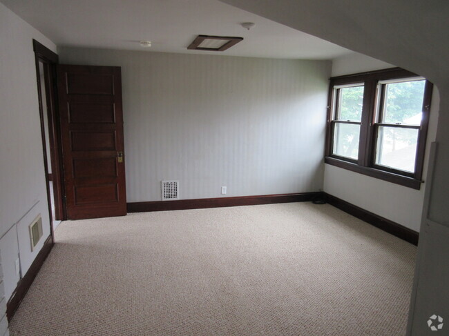 Building Photo - 210 Frame Ave Unit Duplex Upper Rental