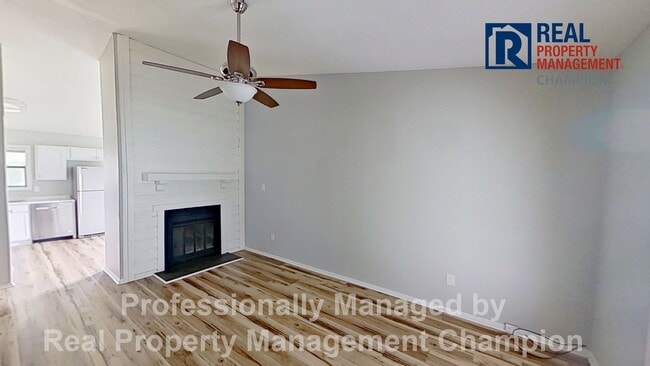 Building Photo - Adorable 2 BD/1 BA Duplex with Covered Back Patio