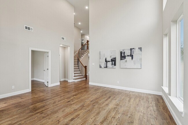 Photo - 1713 Highland Dr W