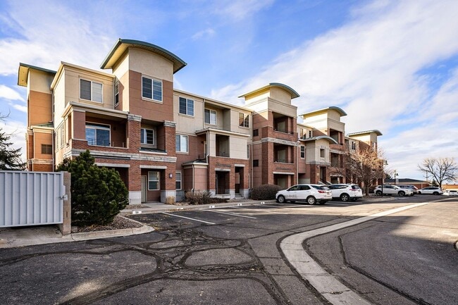 Building Photo - 1Bed/1.5Bath Park Hill Condo with an Extra Nonconforming Bedroom/Office