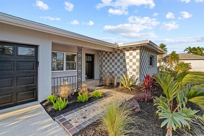 Photo - 7160 Shore Dr S