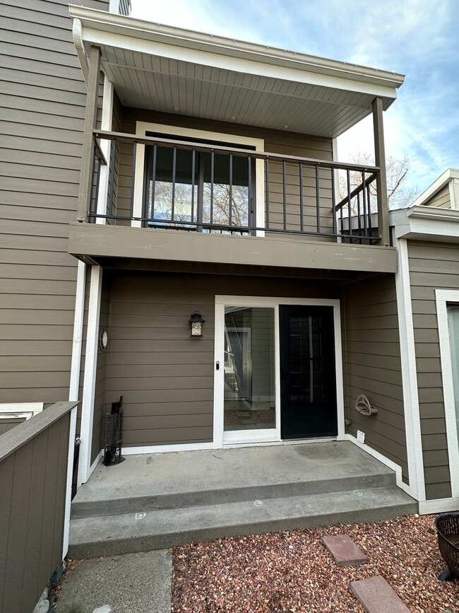 Building Photo - 2 Bedroom, 2 1/2 Bathroom Townhome located near hospitals and colleges!
