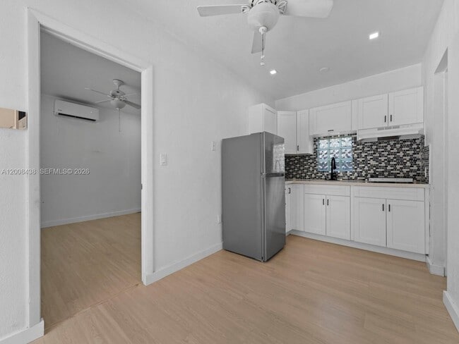 Building Photo - 252 E 36th St Unit A