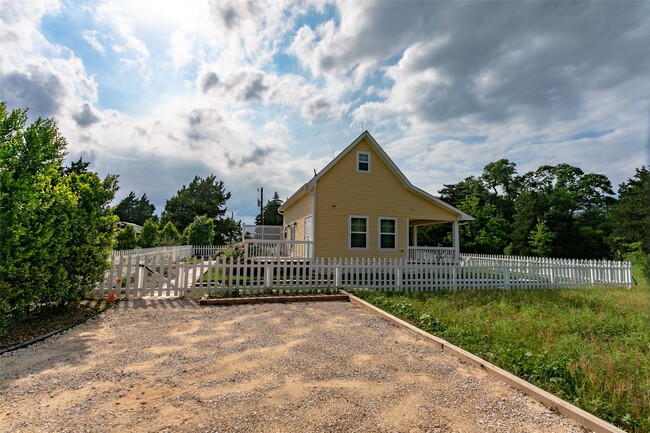 Photo - 404 N Meyersville Rd