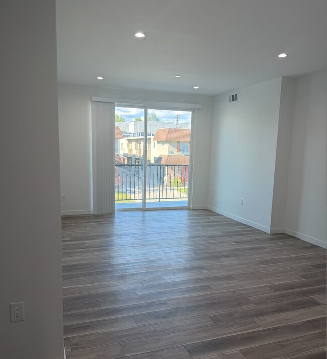 livingroom - 10934 Peach Grove St