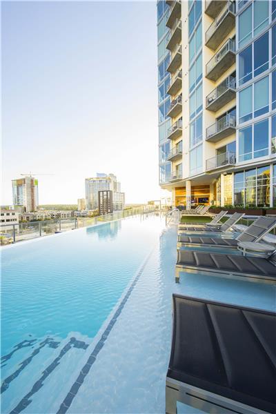 Building Photo - 617 W 7th St Unit A7-17