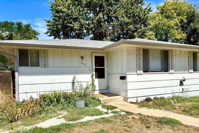 Cozy 2 Bed/1 Bath Duplex Near Lake Loveland!