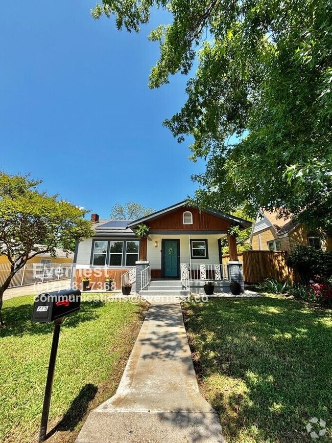 Building Photo - Charming 2-Bedroom Home with Fenced Yard /...