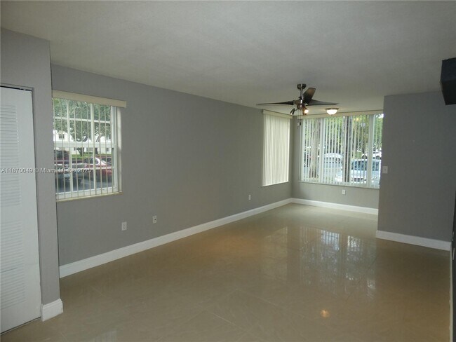 Photo - 2803 N Oakland Forest Dr Unit 114
