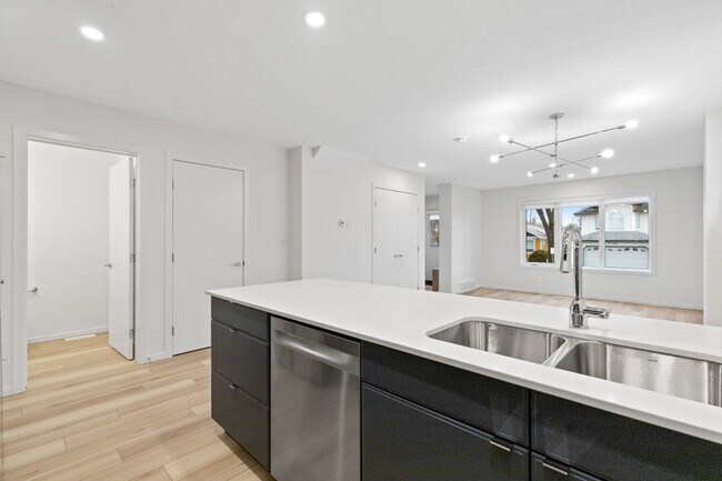 Building Photo - 11440-11487 87 St NW Unit 2