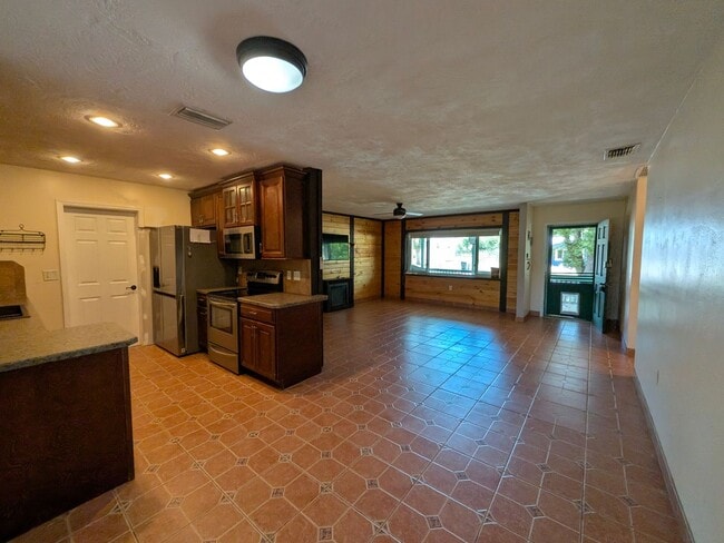 Photo - Lovely large 2/2/1 in Beverly HIlls