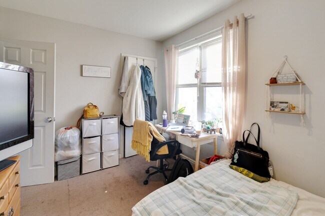 Building Photo - 1628 Willington St Unit C